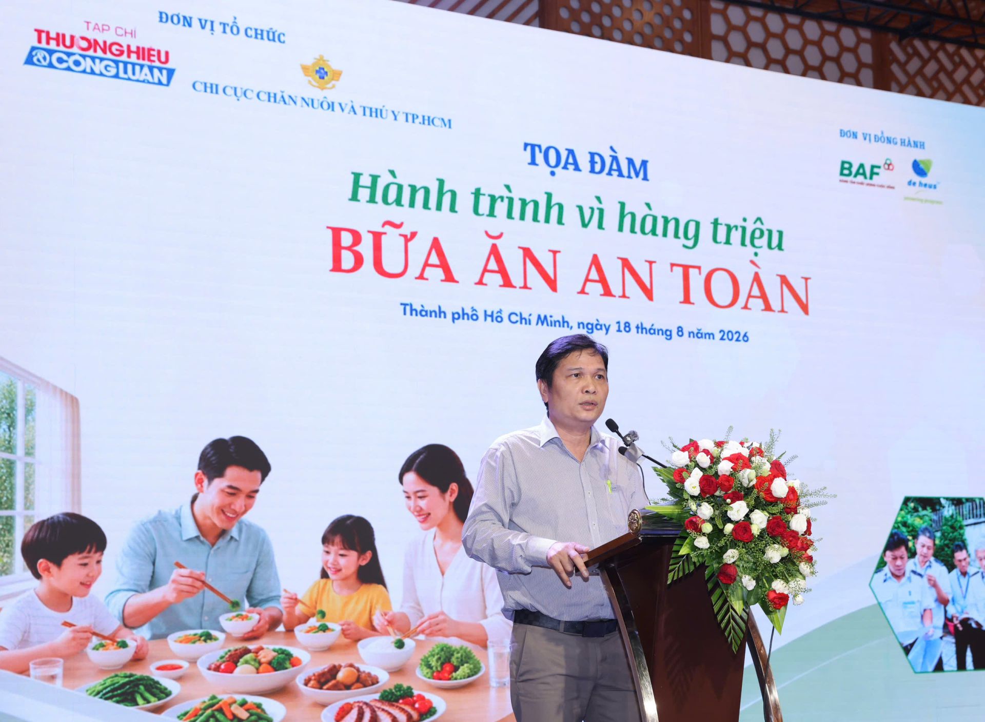 &Ocirc;ng Phạm Quang Hợi, Ph&oacute; Gi&aacute;m đốc Trung t&acirc;m Ph&aacute;t triển c&ocirc;ng nghiệp - c&ocirc;ng nghiệp hỗ trợ TP.HCM, tr&igrave;nh b&agrave;y tham luận tại tọa đ&agrave;m.