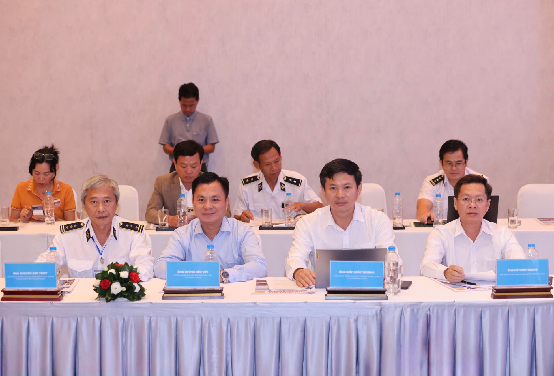 &Ocirc;ng Hồ Tr&uacute;c Thanh, Ph&oacute; Gi&aacute;m đốc Sở N&ocirc;ng nghiệp v&agrave; M&ocirc;i trường TP.HCM (h&agrave;ng đầu b&igrave;a phải), c&ugrave;ng l&atilde;nh đạo c&aacute;c đơn vị tham dự tọa đ&agrave;m.