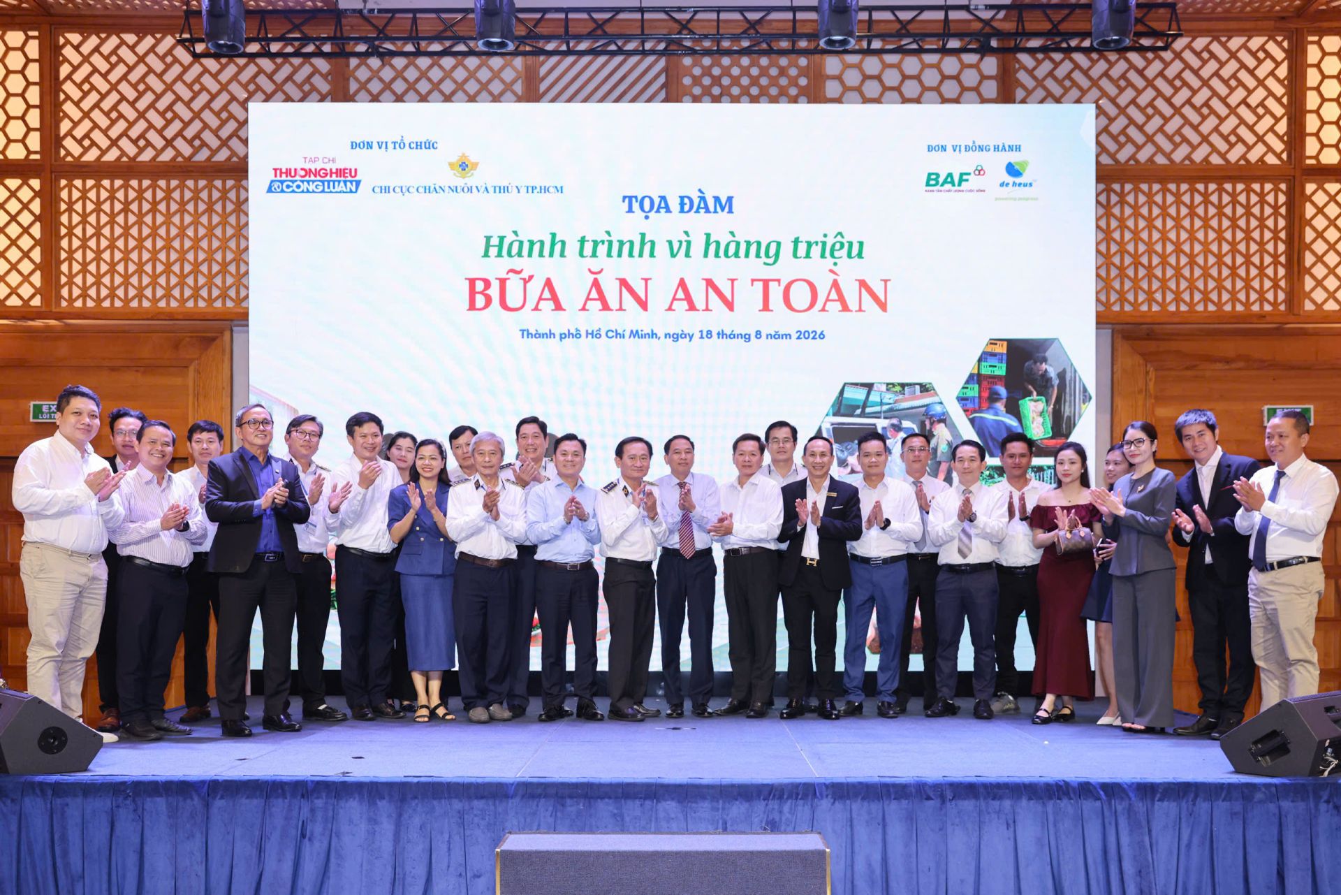 C&aacute;c đại biểu, chuy&ecirc;n gia, doanh nghiệp c&ugrave;ng chụp ảnh lưu niệm sau buổi tọa đ&agrave;m.