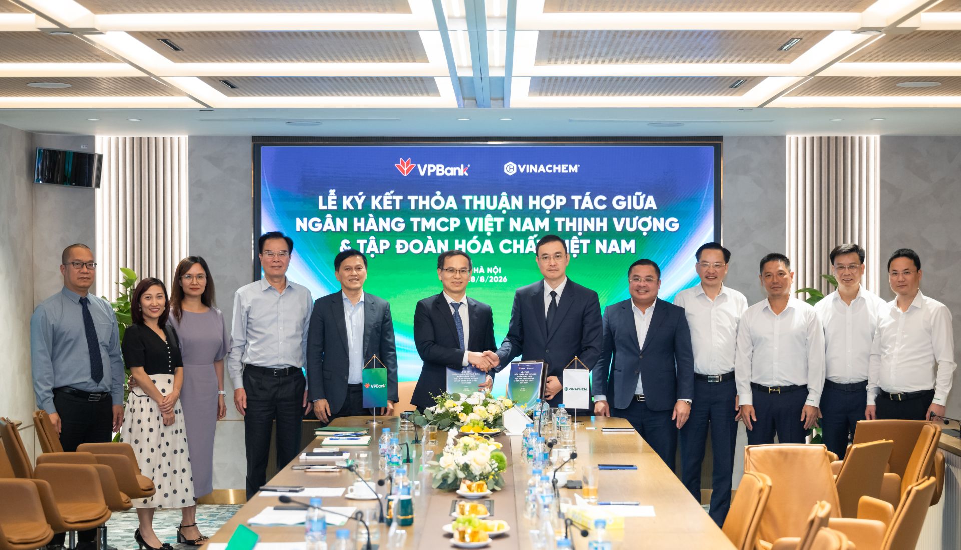Đại diện Vinachem v&agrave; VPBank tiến h&agrave;nh k&yacute; kết