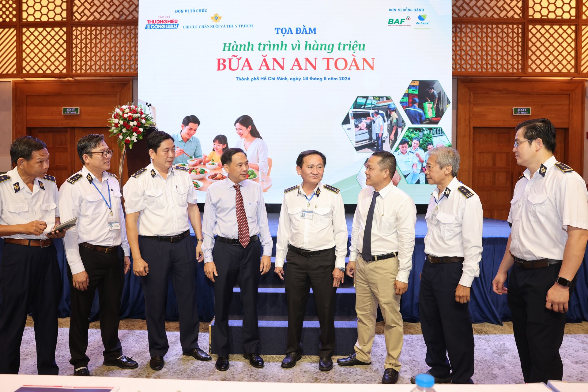C&aacute;c đại biểu trao đổi tại tọa đ&agrave;m.