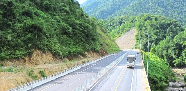 Dự án mở rộng cao tốc đoạn La Sơn - Hòa Liên (nối Huế với Đà Nẵng) từ 2 làn xe lên 4 làn xe đã cơ bản hoàn thành. Dự án mở rộng cao tốc đoạn La Sơn - Hòa Liên (nối Huế với Đà Nẵng) từ 2 làn xe lên 4 làn xe đã cơ bản hoàn thành.