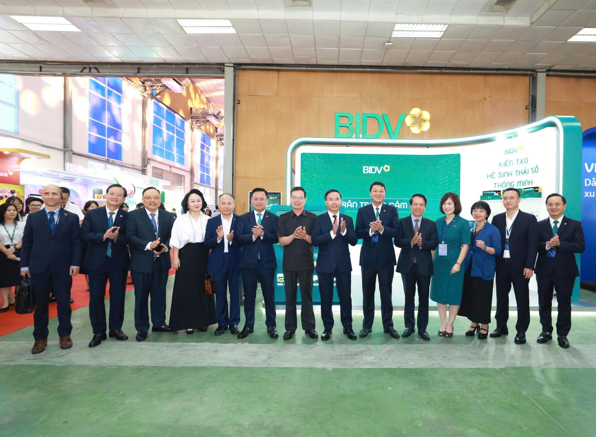 Lãnh đạo NHNN, lãnh đạo bộ, ngành và BIDV chụp ảnh lưu niệm tại sự kiện Lãnh đạo NHNN, lãnh đạo bộ, ngành và BIDV chụp ảnh lưu niệm tại sự kiện