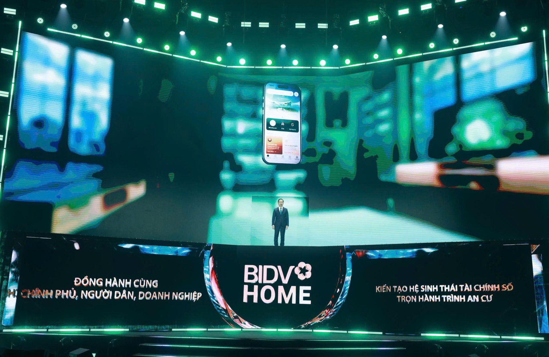Phó Tổng Giám đốc BIDV Lê Huy Hoàng giới thiệu các giải pháp công nghệ nổi bật của ngân hàng Phó Tổng Giám đốc BIDV Lê Huy Hoàng giới thiệu các giải pháp công nghệ nổi bật của ngân hàng
