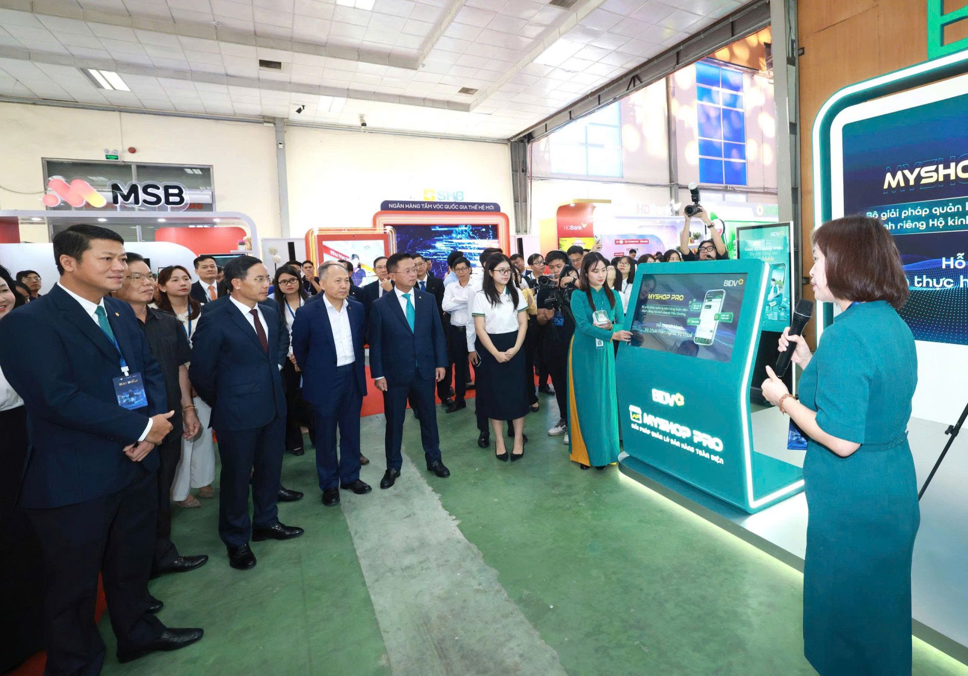 Đoàn đại biểu tham quan gian hàng công nghệ của BIDV Đoàn đại biểu tham quan gian hàng công nghệ của BIDV