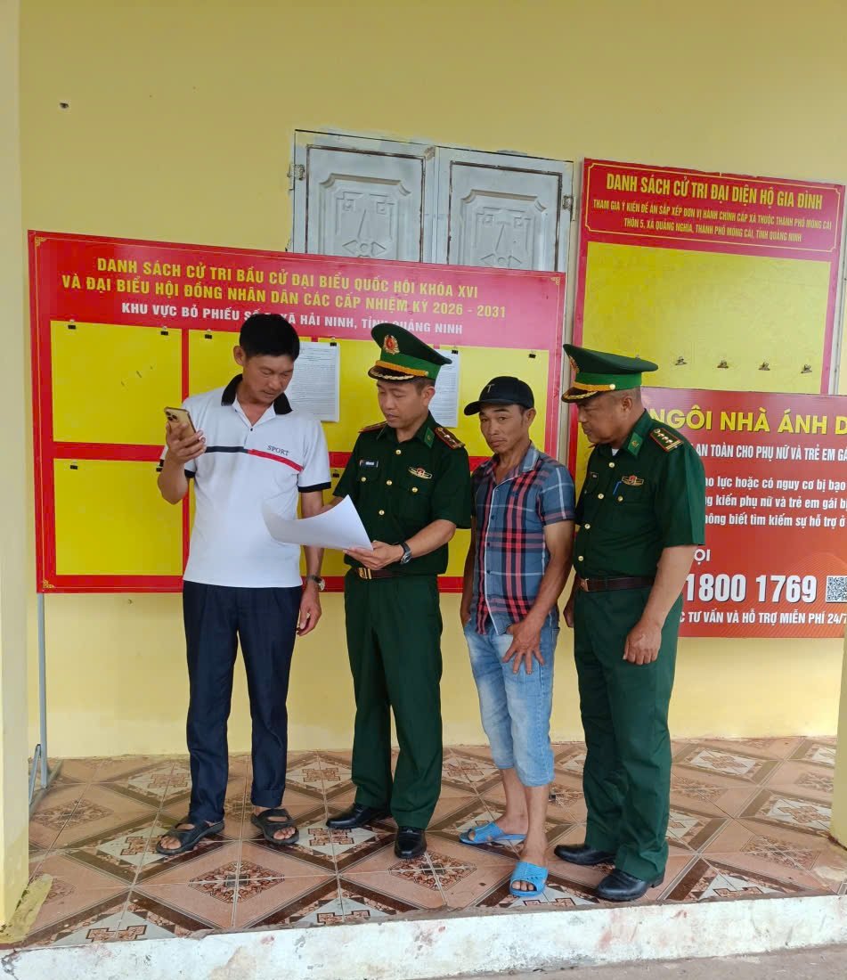 : Cán bộ Đồn Biên phòng Bắc Sơn tuyên truyền, hướng dẫn người dân tiếp cận mã QR tố giác tội phạm tại cơ sở : Cán bộ Đồn Biên phòng Bắc Sơn tuyên truyền, hướng dẫn người dân tiếp cận mã QR tố giác tội phạm tại cơ sở