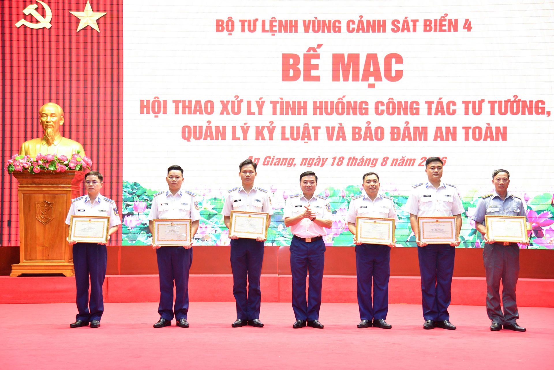 Thiếu tướng Đào Bá Việt - Tư lệnh Vùng Cảnh sát biển 4 trao thưởng cho các cá nhân có thành tích tốt trong tham gia Hội thao. Thiếu tướng Đào Bá Việt - Tư lệnh Vùng Cảnh sát biển 4 trao thưởng cho các cá nhân có thành tích tốt trong tham gia Hội thao.