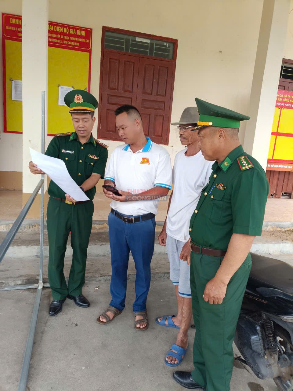 Người dân tìm hiểu, tiếp cận mã QR tố giác tội phạm dưới sự hướng dẫn của cán bộ Biên phòng Người dân tìm hiểu, tiếp cận mã QR tố giác tội phạm dưới sự hướng dẫn của cán bộ Biên phòng