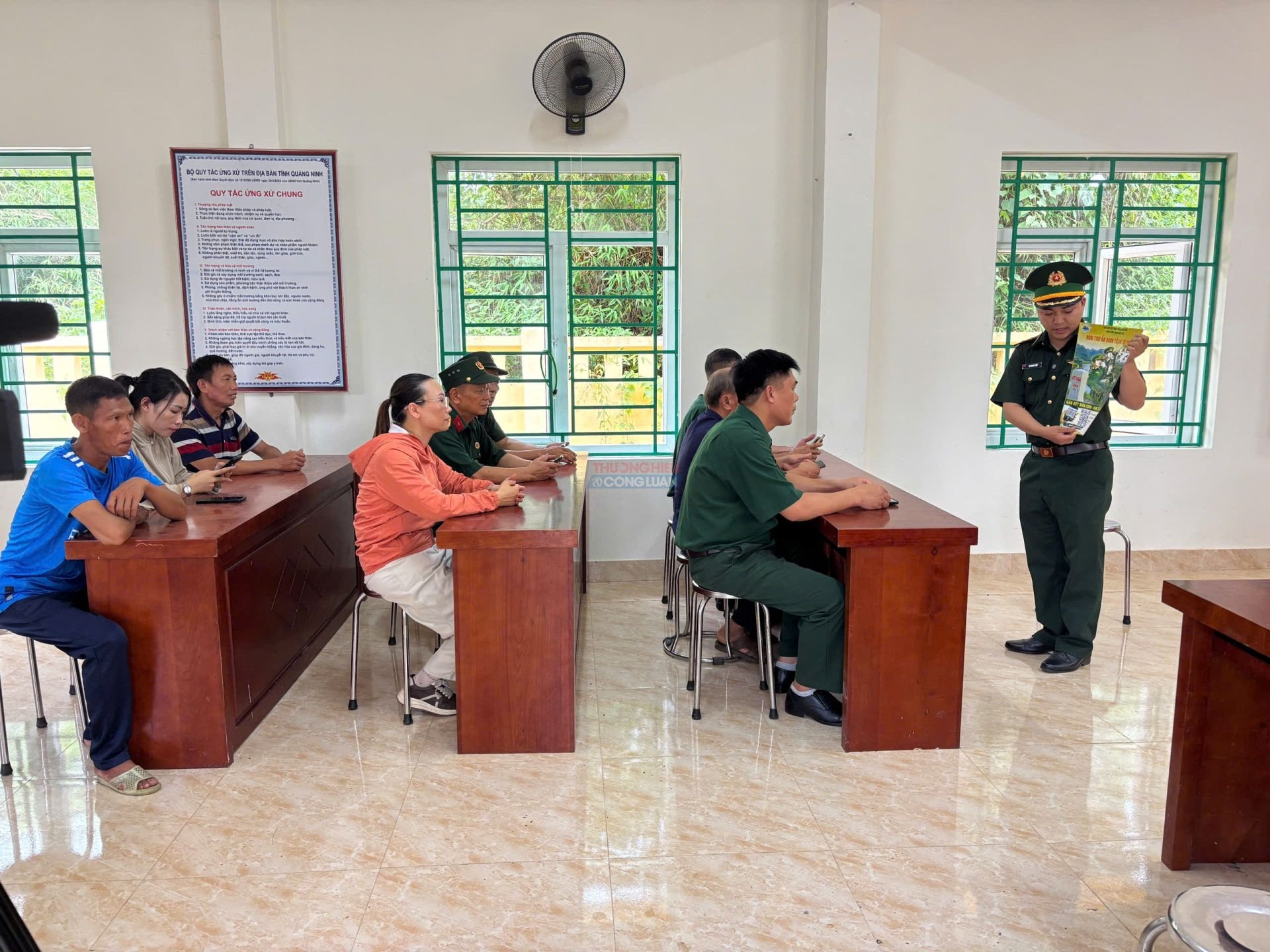 Từ những buổi gặp gỡ trực tiếp, cán bộ Biên phòng đưa kiến thức pháp luật và ý thức bảo vệ biên giới đến gần hơn với người dân Từ những buổi gặp gỡ trực tiếp, cán bộ Biên phòng đưa kiến thức pháp luật và ý thức bảo vệ biên giới đến gần hơn với người dân