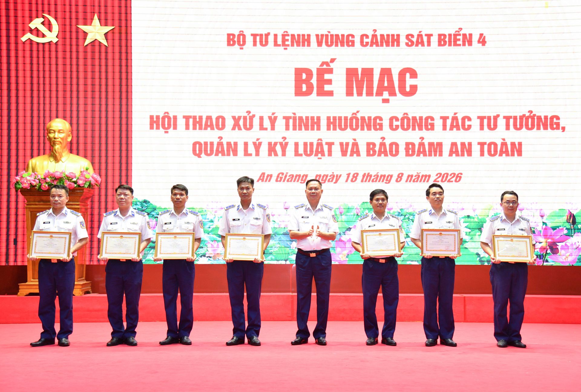 Thiếu tướng Nguyễn Văn Dũng - Bí thư Đảng ủy, Chính ủy Bộ Tư lệnh Vùng Cảnh sát biển 4, Trưởng ban Tổ chức Hội thao trao thưởng cho các cá nhân có thành tích tốt trong tham gia Hội thao. Thiếu tướng Nguyễn Văn Dũng - Bí thư Đảng ủy, Chính ủy Bộ Tư lệnh Vùng Cảnh sát biển 4, Trưởng ban Tổ chức Hội thao trao thưởng cho các cá nhân có thành tích tốt trong tham gia Hội thao.