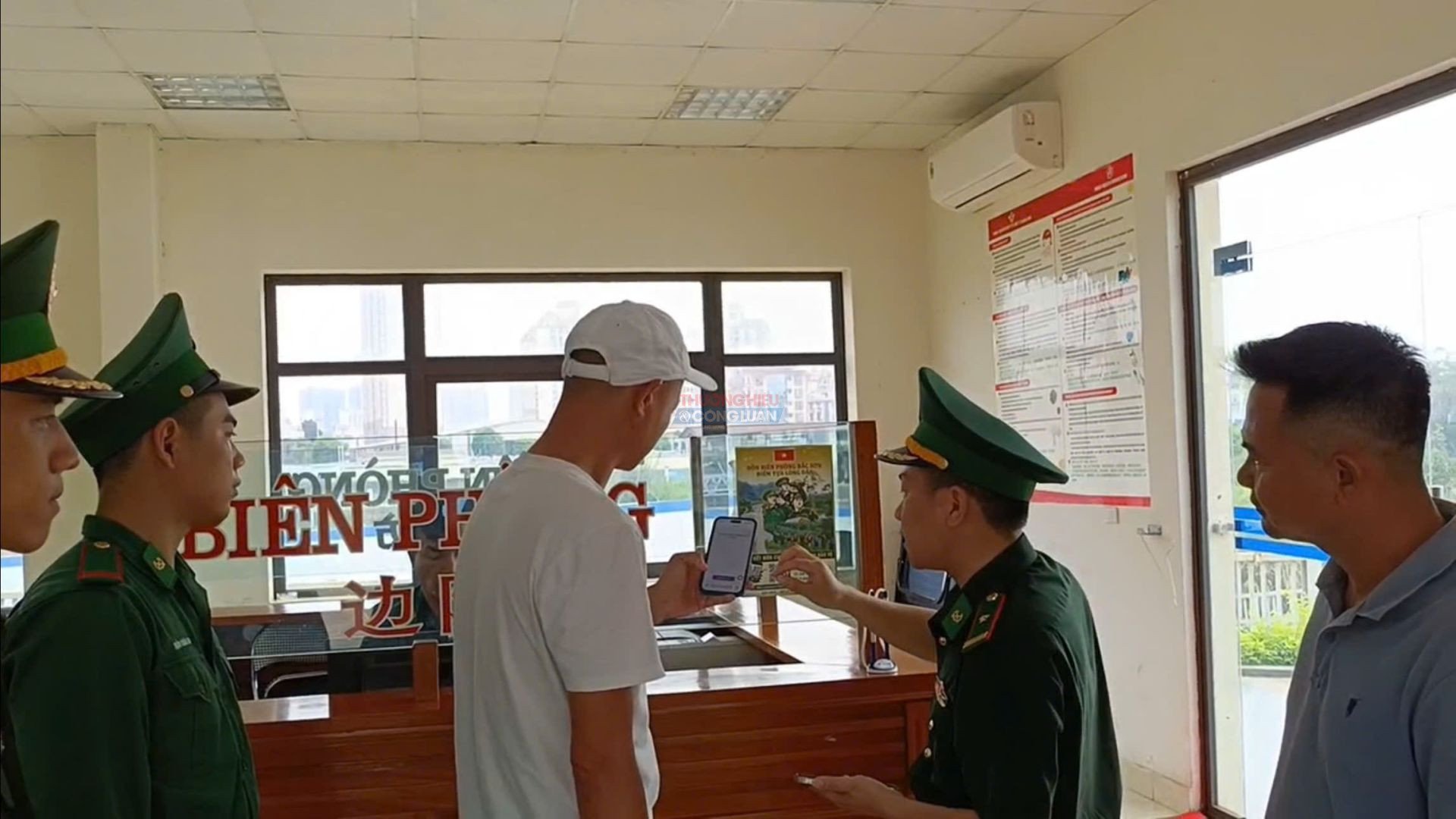 : Tại khu vực Cảng xuất khẩu, nhập khẩu hàng hóa nội địa (ICD) Thành Đạt, cán bộ Đồn Biên phòng Bắc Sơn hướng dẫn người dân sử dụng điện thoại để tiếp cận mã QR tố giác tội phạm : Tại khu vực Cảng xuất khẩu, nhập khẩu hàng hóa nội địa (ICD) Thành Đạt, cán bộ Đồn Biên phòng Bắc Sơn hướng dẫn người dân sử dụng điện thoại để tiếp cận mã QR tố giác tội phạm