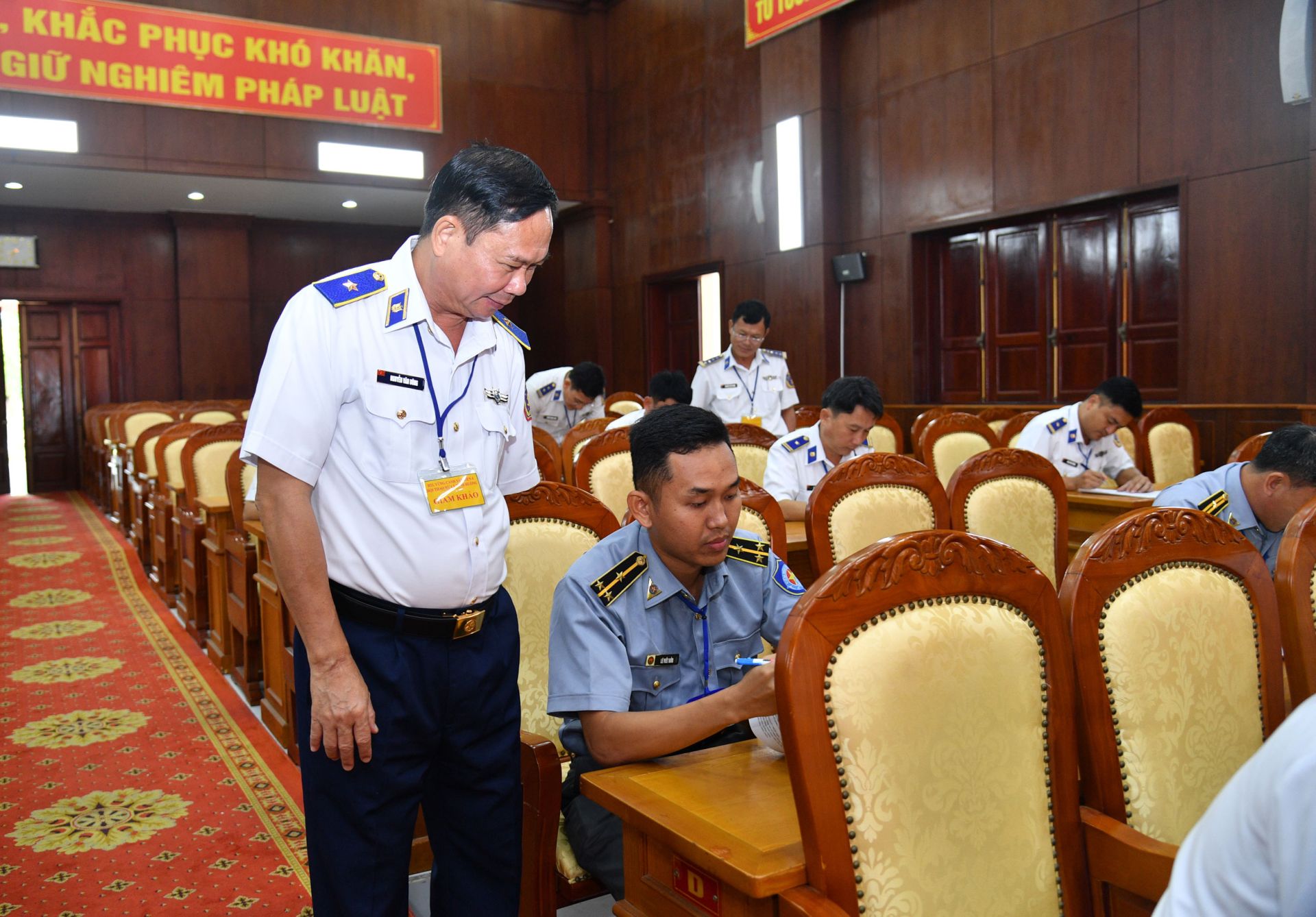 Thiếu tướng Nguyễn Văn Dũng - Bí thư Đảng ủy, Chính ủy Bộ Tư lệnh Vùng Cảnh sát biển 4, Trưởng ban Tổ chức Hội thao trao thưởng cho các cá nhân có thành tích tốt trong tham gia Hội thao. Thiếu tướng Nguyễn Văn Dũng - Bí thư Đảng ủy, Chính ủy Bộ Tư lệnh Vùng Cảnh sát biển 4, Trưởng ban Tổ chức Hội thao trao thưởng cho các cá nhân có thành tích tốt trong tham gia Hội thao.