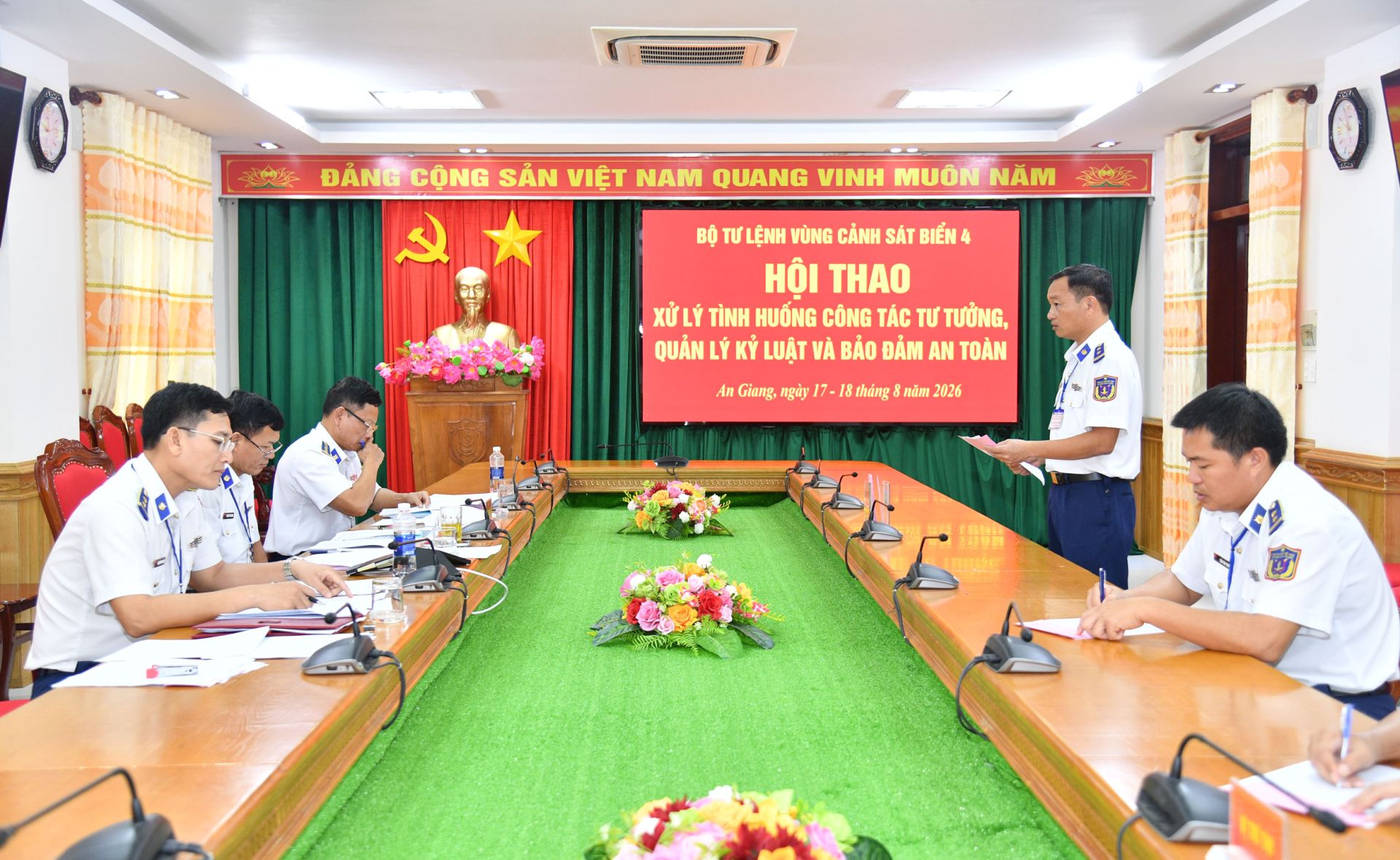 Các thí sinh thực hiện soạn thảo và tổ chức thực hành một buổi thông báo tình hình tư tưởng, dư luận, kỷ luật trong đơn vị. Các thí sinh thực hiện soạn thảo và tổ chức thực hành một buổi thông báo tình hình tư tưởng, dư luận, kỷ luật trong đơn vị.