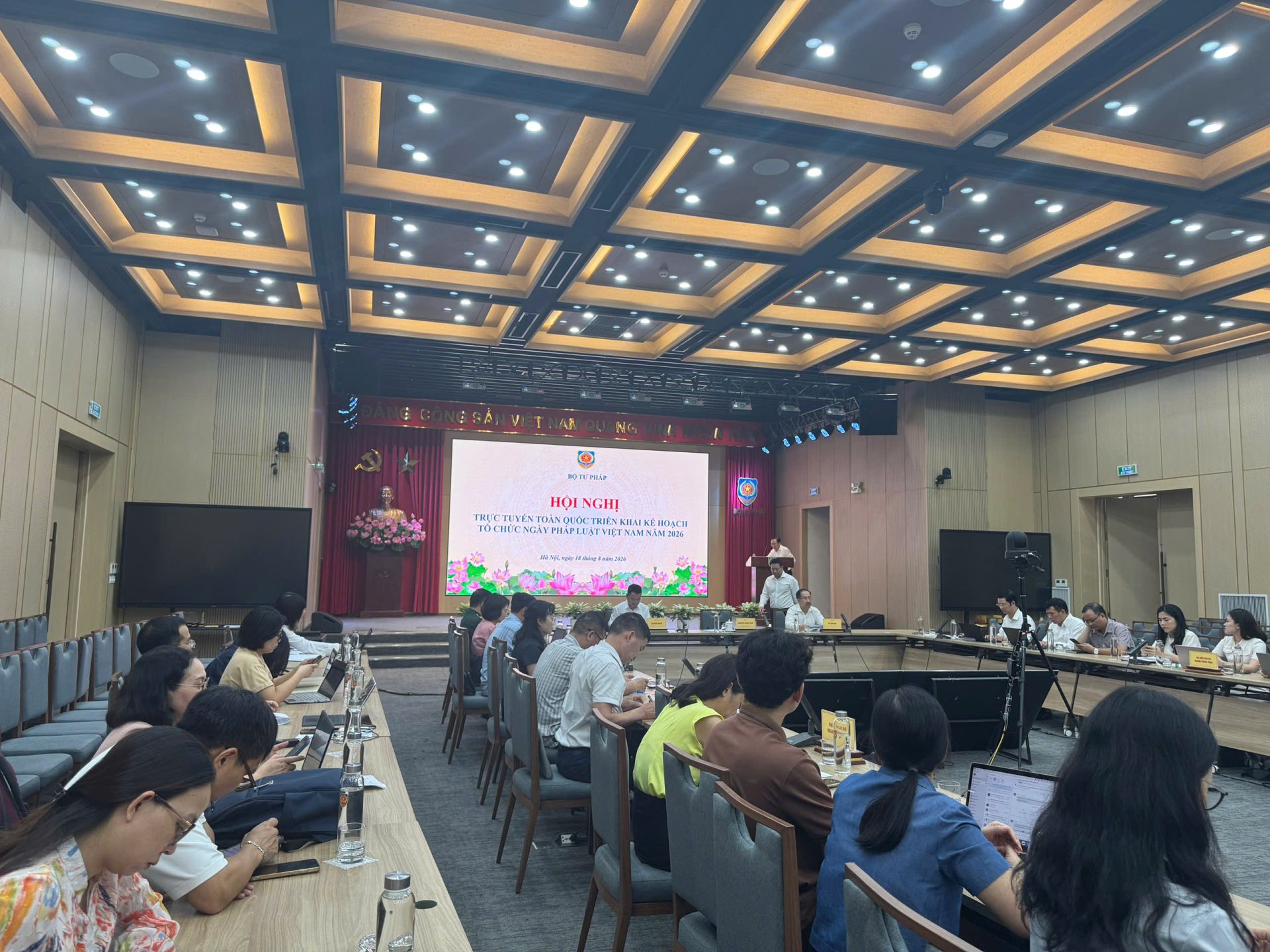 Quang cảnh hội nghị tại Bộ Tư pháp. Quang cảnh hội nghị tại Bộ Tư pháp.