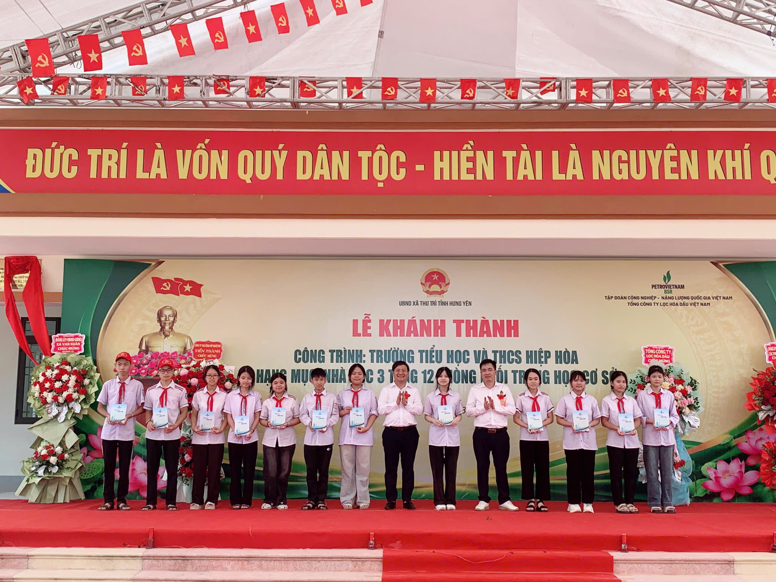 Tại lễ khánh thành, BSR đã trao những phần quà dành tặng các học sinh có thành tích xuất sắc và học sinh có hoàn cảnh khó khăn của nhà trường. Tại lễ khánh thành, BSR đã trao những phần quà dành tặng các học sinh có thành tích xuất sắc và học sinh có hoàn cảnh khó khăn của nhà trường.