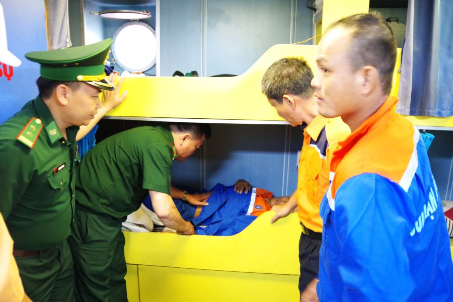Lực lượng Bác sỹ của Ban Chỉ huy Bi&ecirc;n phòng cửa kh&acirc;̉u cảng Bà Rịa - Vũng Tàu, Bộ đội Bi&ecirc;n ph&ograve;ng Th&agrave;nh phố Hồ Ch&iacute; Minh đi&ecirc;̀u trị, chăm sóc sức khoẻ ban đ&acirc;̀u cho ngư d&acirc;n Nguyễn Văn Ch&iacute; Thanh nghi bị đau ru&ocirc;̣t thừa