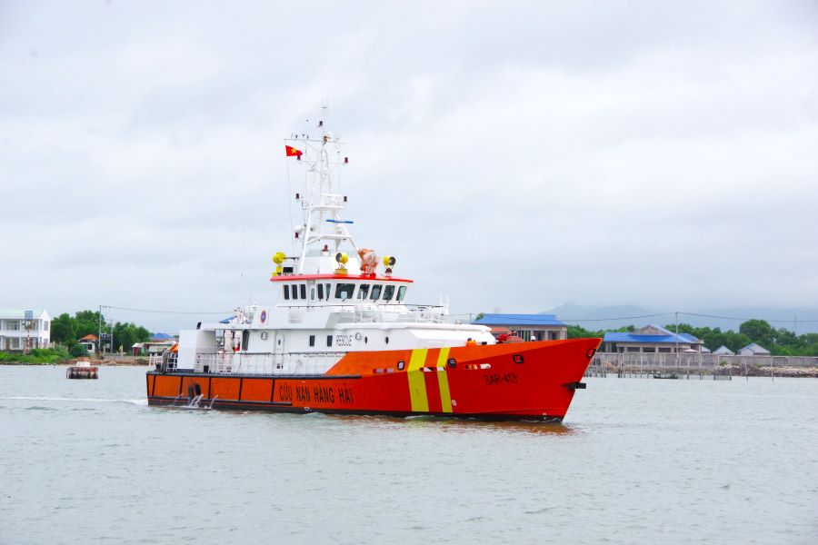 Tàu SAR 413 thu&ocirc;̣c Trung t&acirc;m Phối hợp t&igrave;m kiếm, cứu nạn h&agrave;ng hải khu vực III đưa ngư d&acirc;n bị nạn v&ecirc;̀ bờ an toàn