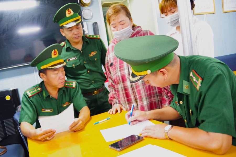 Lực lượng Bộ đội Bi&ecirc;n ph&ograve;ng Th&agrave;nh phố Hồ Ch&iacute; Minh ti&ecirc;́n hành các thủ tục ti&ecirc;́p nh&acirc;̣n ngư d&acirc;n Nguyễn Văn Ch&iacute; Thanh theo quy định.