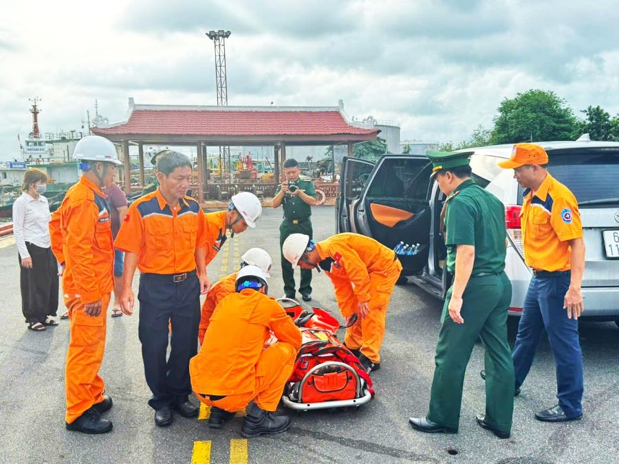 Ngư dân Nguyễn Văn Chí Thanh được đưa đi cấp cứu kịp thời. Ngư dân Nguyễn Văn Chí Thanh được đưa đi cấp cứu kịp thời.