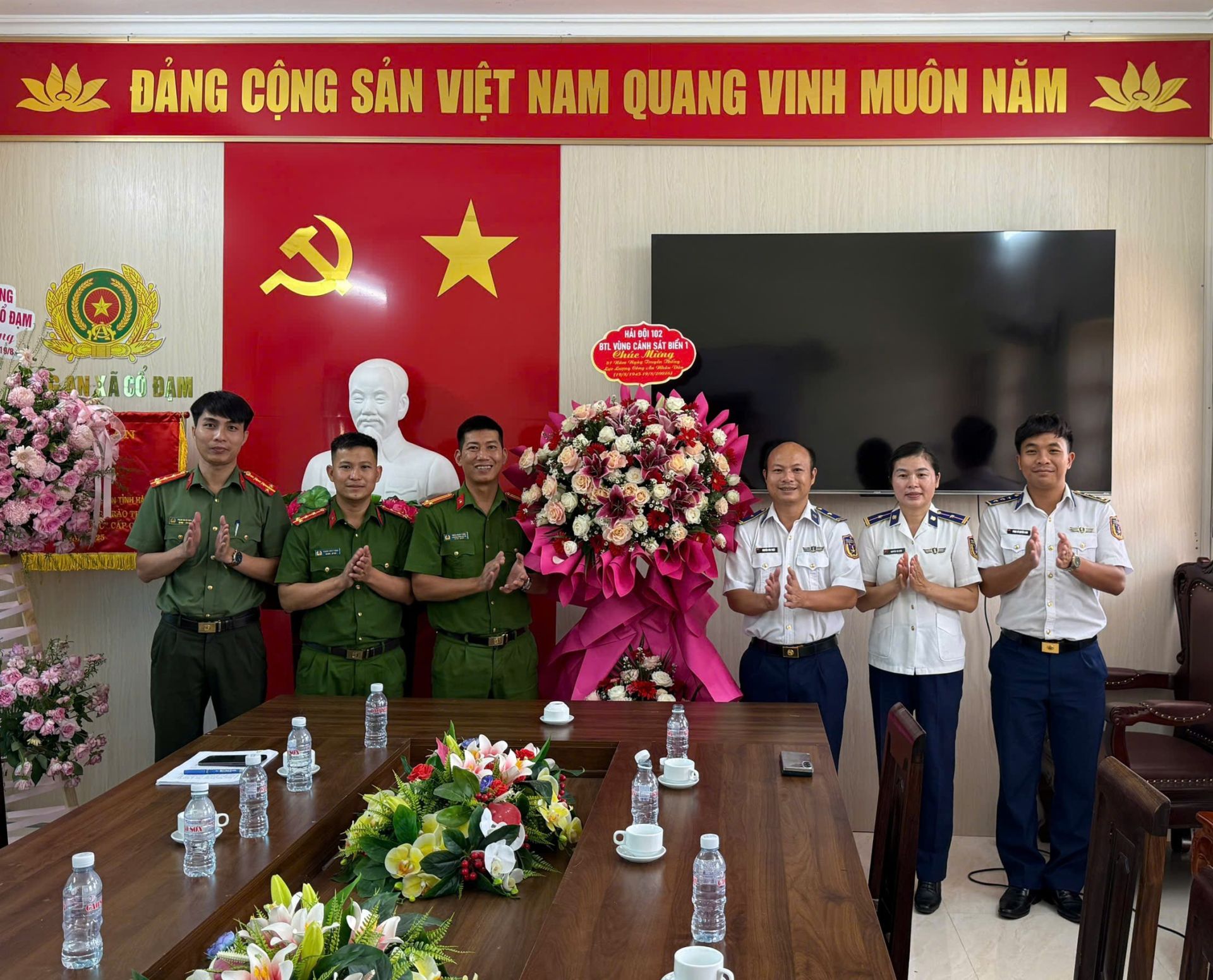 Đo&agrave;n c&ocirc;ng t&aacute;c Hải đội 102 thăm, ch&uacute;c mừng C&ocirc;ng an x&atilde; Cổ Đạm, tỉnh H&agrave; Tĩnh