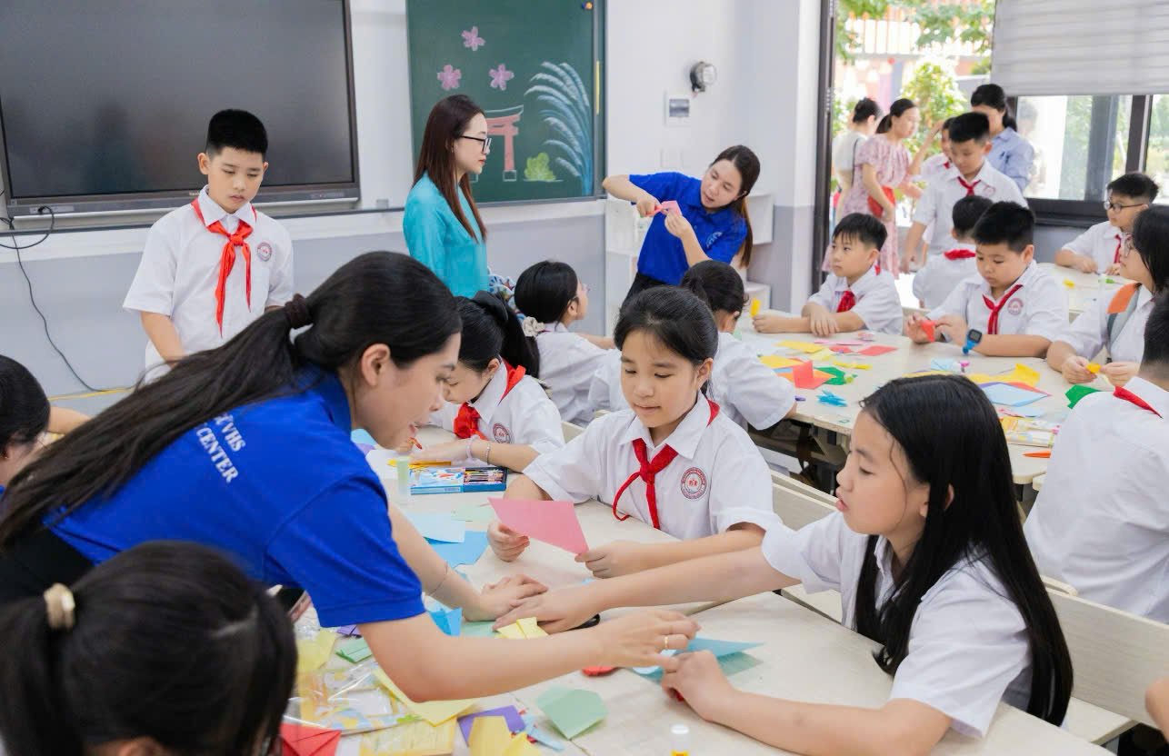 Bên cạnh phần lễ, “NGTers Level Up – Cất cánh!” được thiết kế như một không gian trải nghiệm mở. Học sinh và phụ huynh có thể tham quan các khu vực câu lạc bộ Hội họa, Âm nhạc, MC; các không gian STEM, ngoại ngữ, nghệ thuật, thư viện, tin học; tham gia workshop, trò chơi, giao lưu văn nghệ và ban nhạc. Bên cạnh phần lễ, “NGTers Level Up – Cất cánh!” được thiết kế như một không gian trải nghiệm mở. Học sinh và phụ huynh có thể tham quan các khu vực câu lạc bộ Hội họa, Âm nhạc, MC; các không gian STEM, ngoại ngữ, nghệ thuật, thư viện, tin học; tham gia workshop, trò chơi, giao lưu văn nghệ và ban nhạc.
