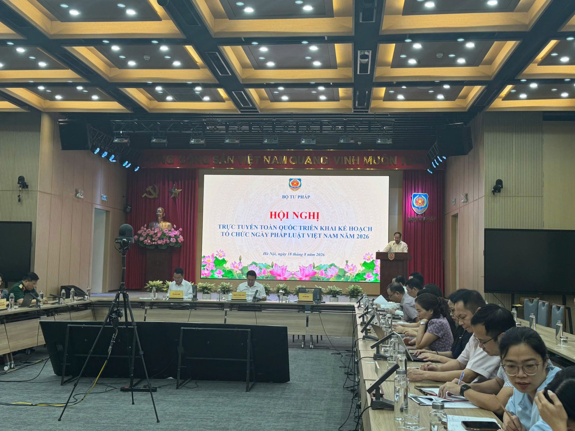 Cục trưởng Cục Phổ biến, giáo dục pháp luật và Trợ giúp pháp lý Cù Thu Anh phát biểu tại Hội nghị. Cục trưởng Cục Phổ biến, giáo dục pháp luật và Trợ giúp pháp lý Cù Thu Anh phát biểu tại Hội nghị.