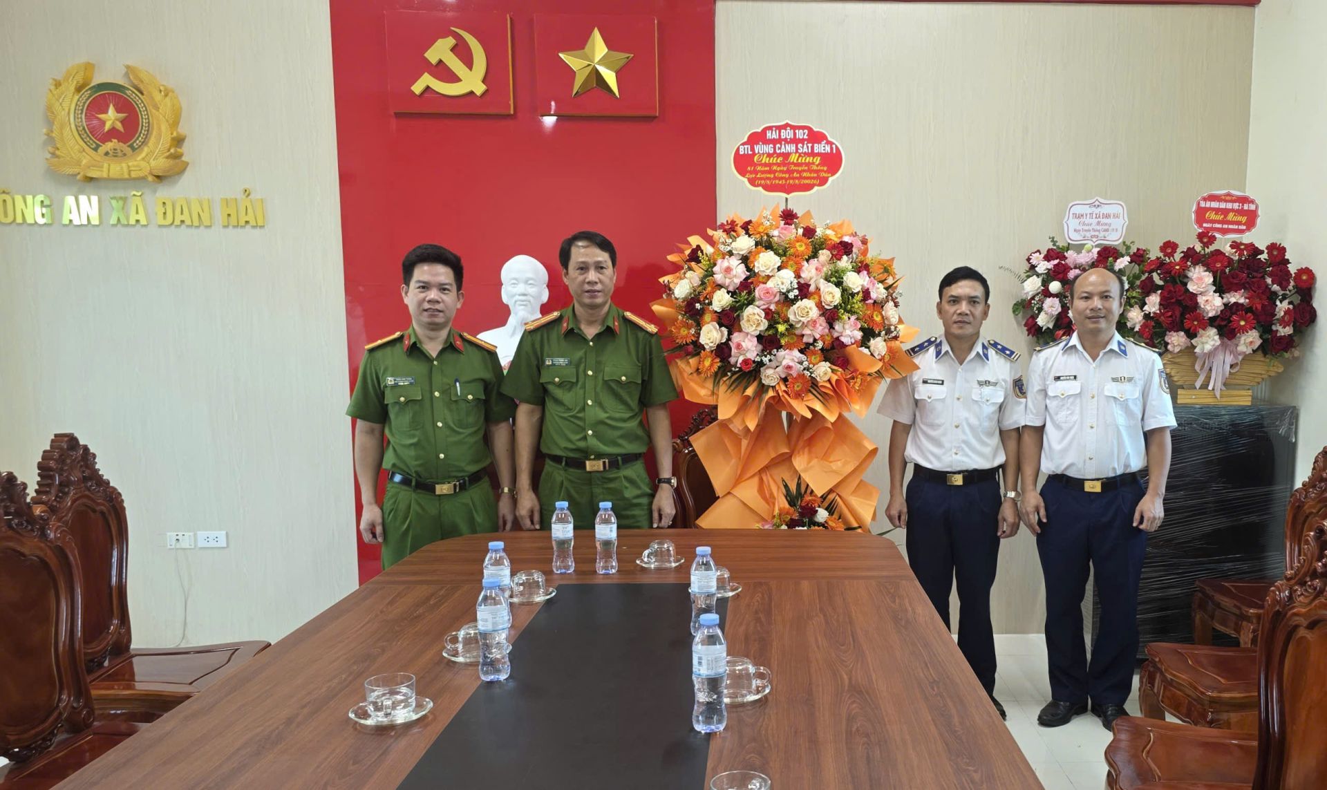Đo&agrave;n c&ocirc;ng t&aacute;c Hải đội 102 thăm, ch&uacute;c mừng C&ocirc;ng an x&atilde; Cổ Đạm, tỉnh H&agrave; Tĩnh