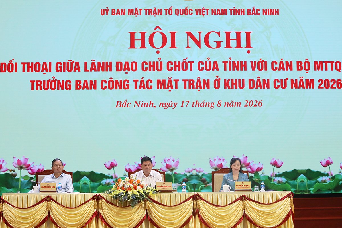 Bí thư Tỉnh ủy Nguyễn Hồng Thái (ảnh giữa); Chủ tịch UBND tỉnh Phạm Hoàng Sơn (ảnh trái) và Chủ tịch Ủy ban MTTQ tỉnh Nguyễn Thị Hà chủ trì buổi đối thoại. Bí thư Tỉnh ủy Nguyễn Hồng Thái (ảnh giữa); Chủ tịch UBND tỉnh Phạm Hoàng Sơn (ảnh trái) và Chủ tịch Ủy ban MTTQ tỉnh Nguyễn Thị Hà chủ trì buổi đối thoại.