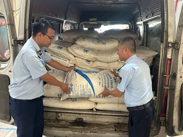 Lực lượng chức năng khám phương tiện vận tải, phát hiện số lượng lớn đường cát nhập lậu. Lực lượng chức năng khám phương tiện vận tải, phát hiện số lượng lớn đường cát nhập lậu.