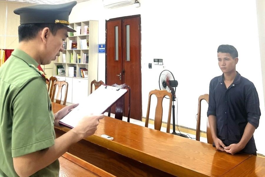 Tống đạt quyết định khởi tố đối tượng Nguyễn Văn Trung Tống đạt quyết định khởi tố đối tượng Nguyễn Văn Trung