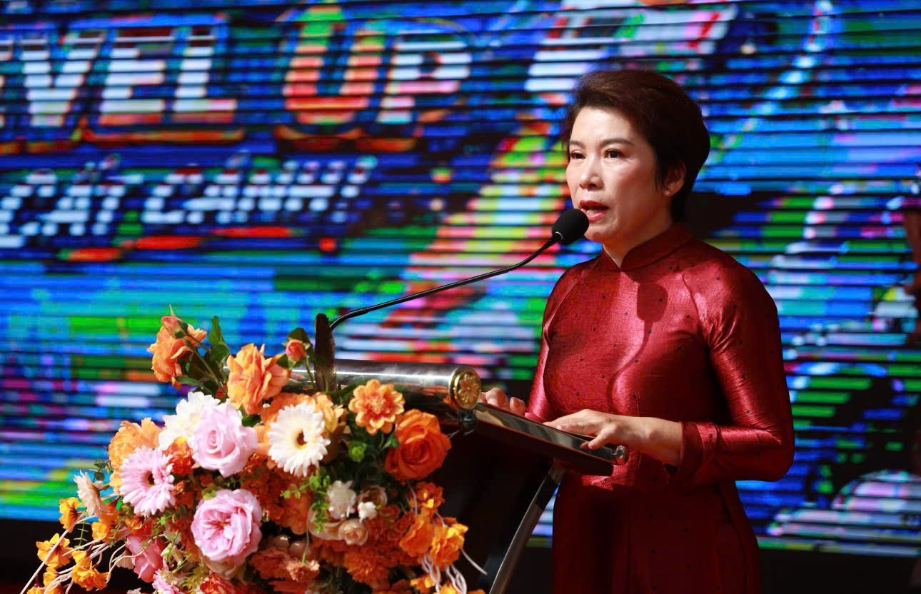 Nhà giáo Nguyễn Thị Kim Thúy - Hiệu trưởng Trường THCS Nguyễn Gia Thiều chia sẻ tại chương trình. Nhà giáo Nguyễn Thị Kim Thúy - Hiệu trưởng Trường THCS Nguyễn Gia Thiều chia sẻ tại chương trình.