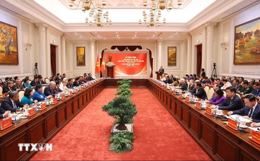 Hội nghị gặp mặt Ủy viên Bộ Chính trị, Ủy viên Ban Bí thư các thời kỳ, Ủy viên Trung ương Đảng khóa XIII không tái cử khóa XIV - Ảnh: TTXVN Hội nghị gặp mặt Ủy viên Bộ Chính trị, Ủy viên Ban Bí thư các thời kỳ, Ủy viên Trung ương Đảng khóa XIII không tái cử khóa XIV - Ảnh: TTXVN