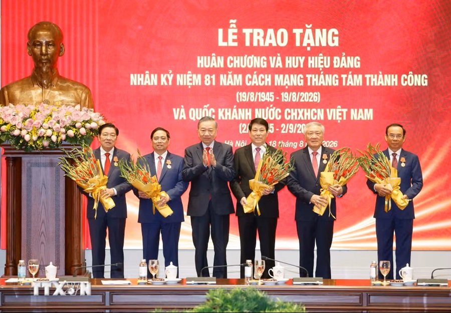 Tổng Bí thư, Chủ tịch nước Tô Lâm trao tặng Huân chương Hồ Chí Minh cho các đồng chí nguyên lãnh đạo Đảng, Nhà nước - Ảnh: TTXVN Tổng Bí thư, Chủ tịch nước Tô Lâm trao tặng Huân chương Hồ Chí Minh cho các đồng chí nguyên lãnh đạo Đảng, Nhà nước - Ảnh: TTXVN