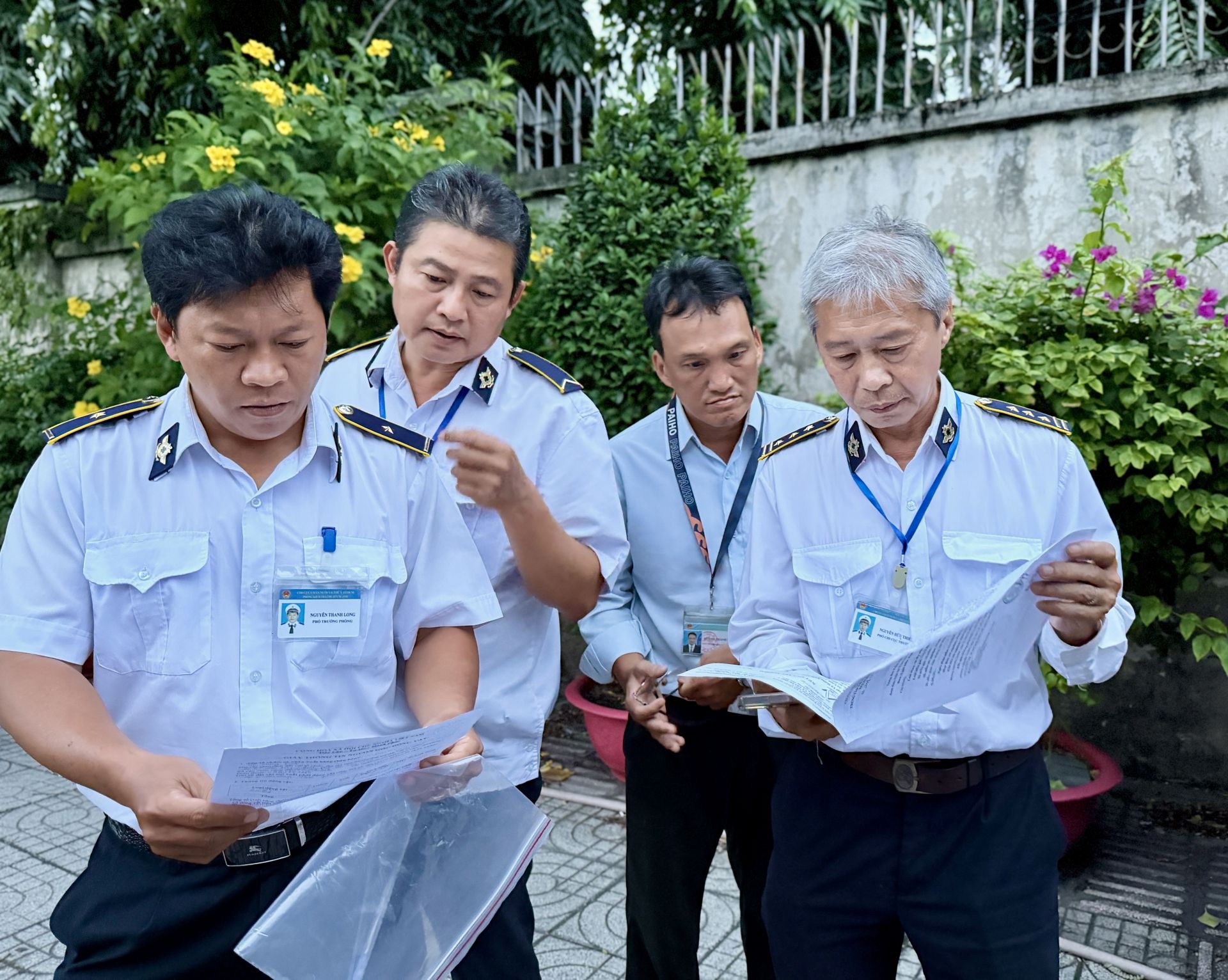 &Ocirc;ng Nguyễn Hữu Thiết, Ph&oacute; Chi cục trưởng Chi cục Chăn nu&ocirc;i v&agrave; Th&uacute; y TP.HCM, Trưởng đo&agrave;n kiểm tra li&ecirc;n ng&agrave;nh về c&ocirc;ng t&aacute;c ph&ograve;ng chống dịch bệnh động vật v&agrave; kiểm so&aacute;t giết mổ TP, c&ugrave;ng đo&agrave;n c&ocirc;ng t&aacute;c kiểm tra, xử l&yacute; c&aacute;c trường hợp vi phạm.