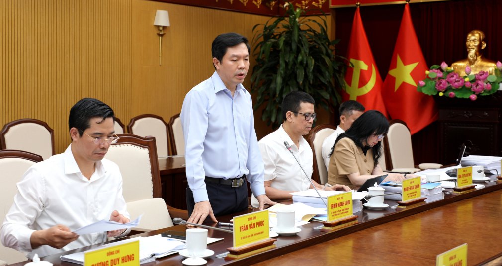 &Ocirc;ng Trịnh Mạnh Linh, Ủy vi&ecirc;n Trung ương Đảng, Ph&oacute; Trưởng Ban Tổ chức Trung ương, Ph&oacute; Trưởng đo&agrave;n, ph&aacute;t biểu tại buổi c&ocirc;ng bố