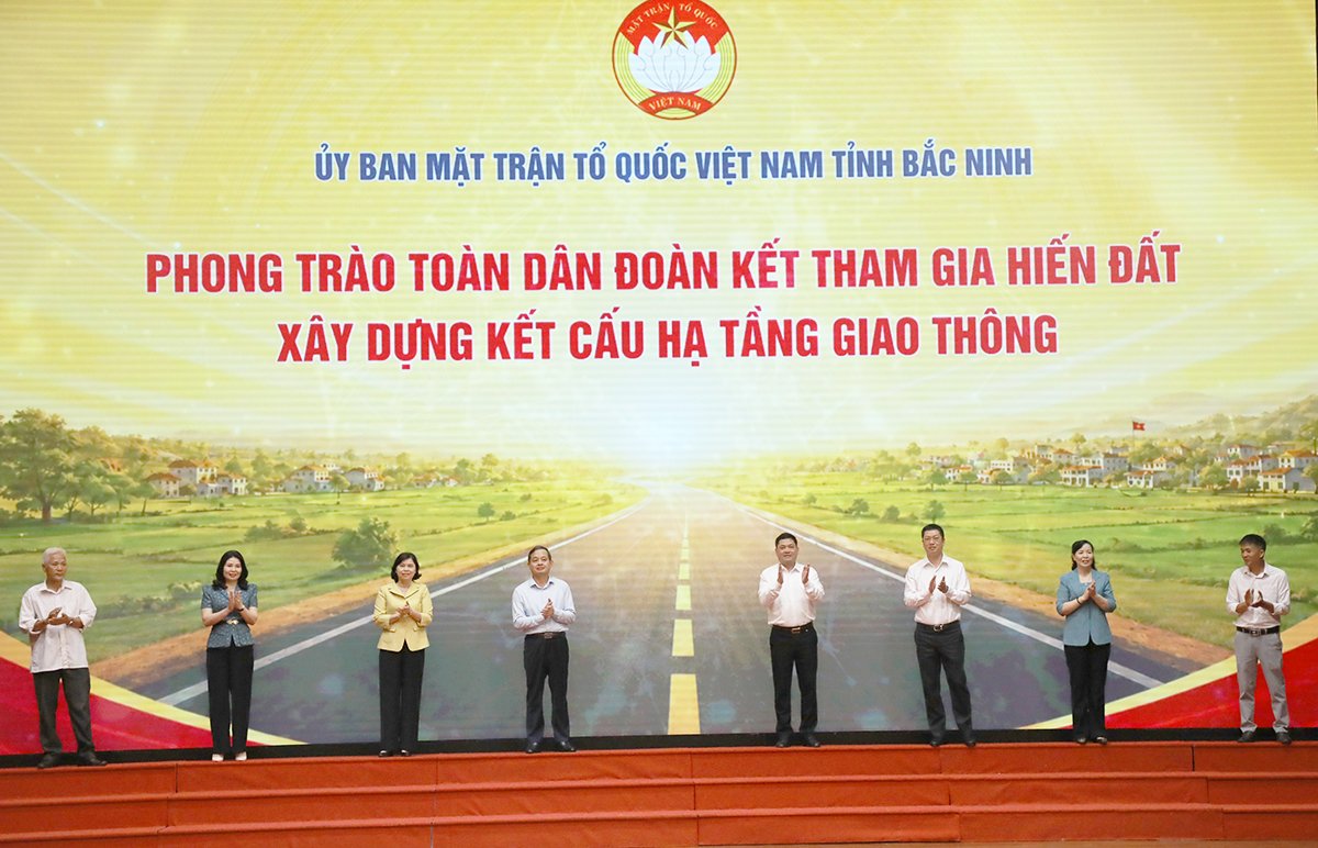 Lãnh đạo tỉnh cùng đại diện các gai đình hiến đất tiếu biểu thực hiện nghi thức phát động Phong trào “Toàn dân đoàn kết tham gia hiến đất xây dựng kết cấu hạ tầng giao thông”. Lãnh đạo tỉnh cùng đại diện các gai đình hiến đất tiếu biểu thực hiện nghi thức phát động Phong trào “Toàn dân đoàn kết tham gia hiến đất xây dựng kết cấu hạ tầng giao thông”.
