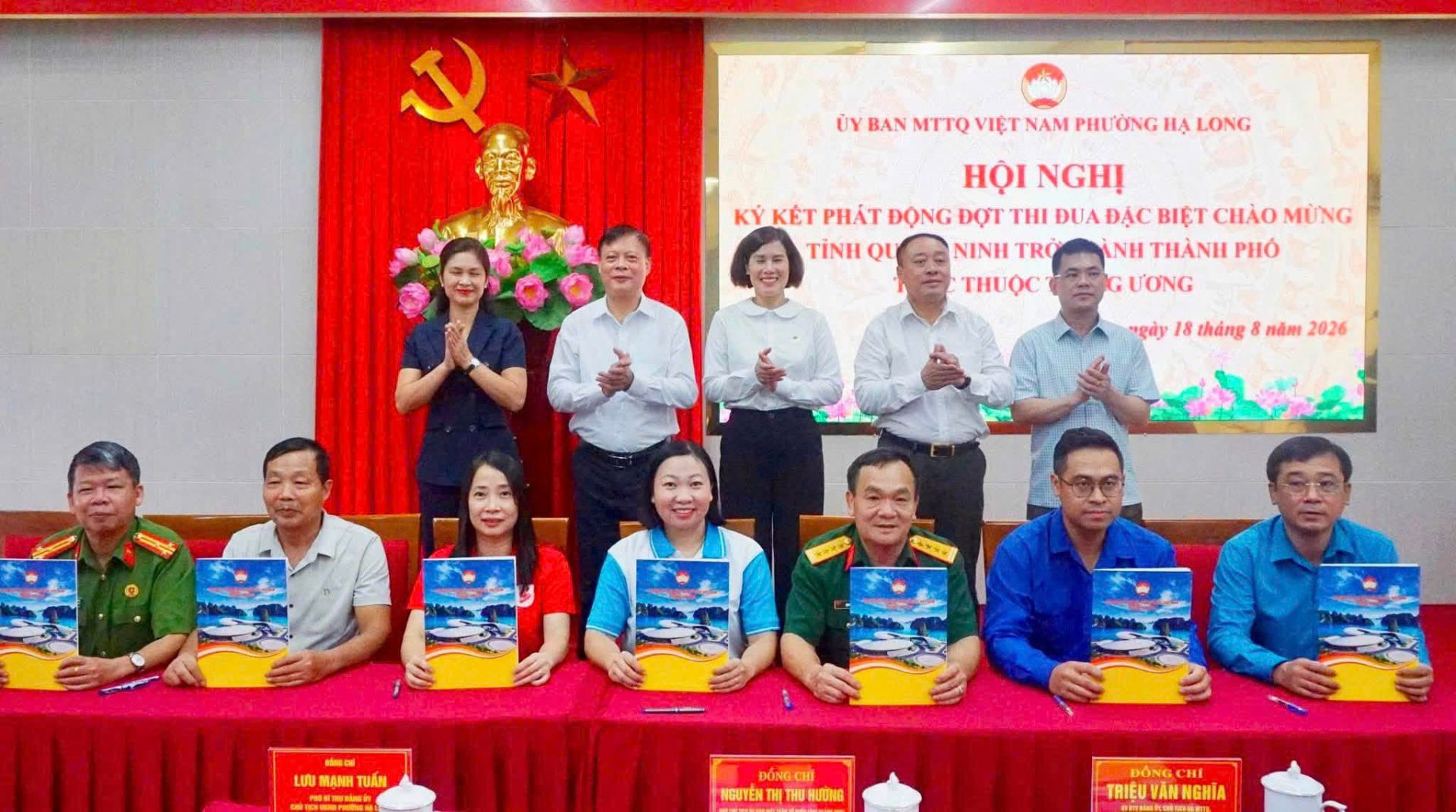 Đại diện c&aacute;c cơ quan, đơn vị, tổ chức ch&iacute;nh trị - x&atilde; hội v&agrave; c&aacute;c khu phố k&yacute; kết giao ước thi đua tại hội nghị