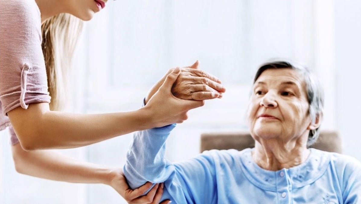 Tay ch&acirc;n đột ngột yếu hoặc t&ecirc; b&igrave; l&agrave; dấu hiệu của tai biến mạch m&aacute;u n&atilde;o