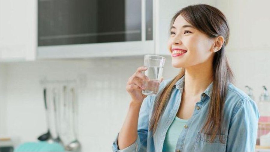 Uống đủ nước gi&uacute;p ph&ograve;ng ngừa vi&ecirc;m thanh quản