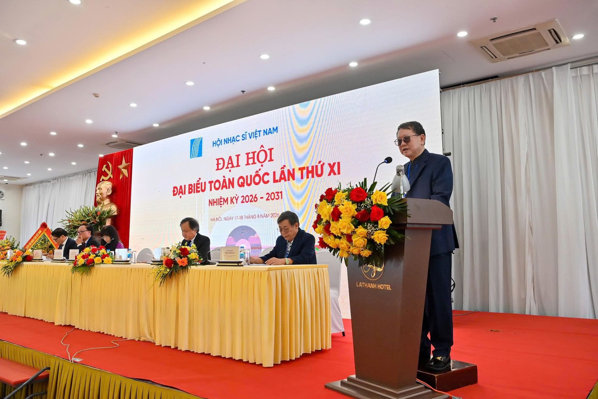 Thiếu tướng, Nhạc sĩ Đức Trịnh - Chủ tịch Hội Nhạc sĩ Việt Nam phát biểu khai mạc Đại hội. Thiếu tướng, Nhạc sĩ Đức Trịnh - Chủ tịch Hội Nhạc sĩ Việt Nam phát biểu khai mạc Đại hội.