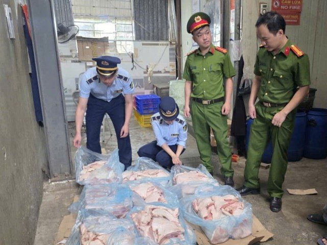 Lực lượng chức năng kiểm tra tại cơ sở vi phạm. Lực lượng chức năng kiểm tra tại cơ sở vi phạm.
