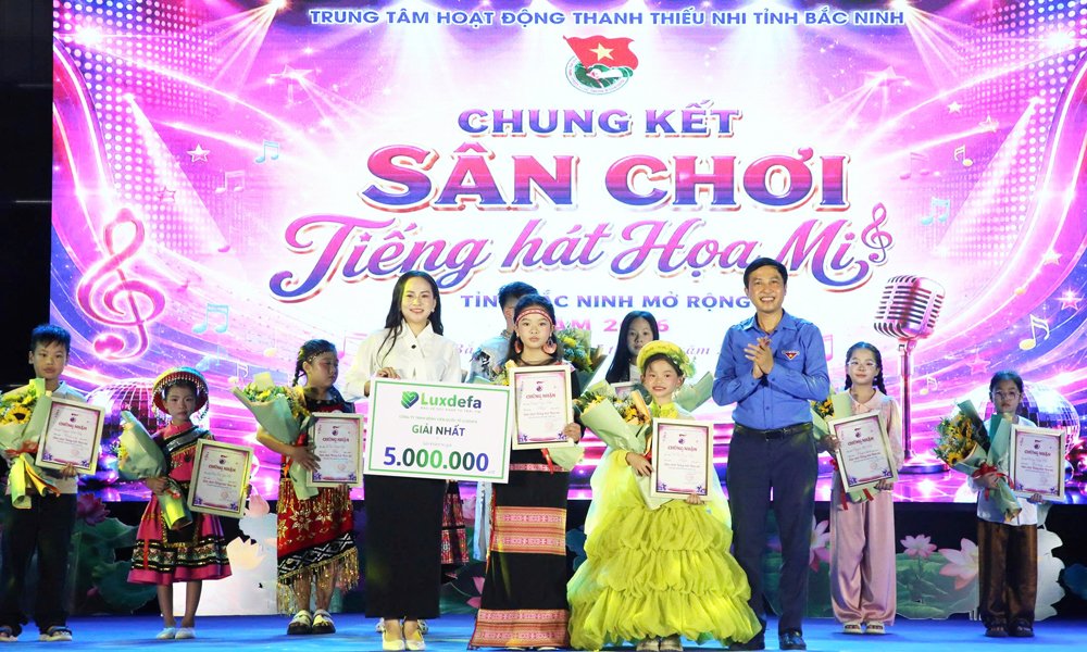 Ban Tổ chức v&agrave; nh&agrave; t&agrave;i trợ trao giải Nhất cho c&aacute;c th&iacute; sinh.