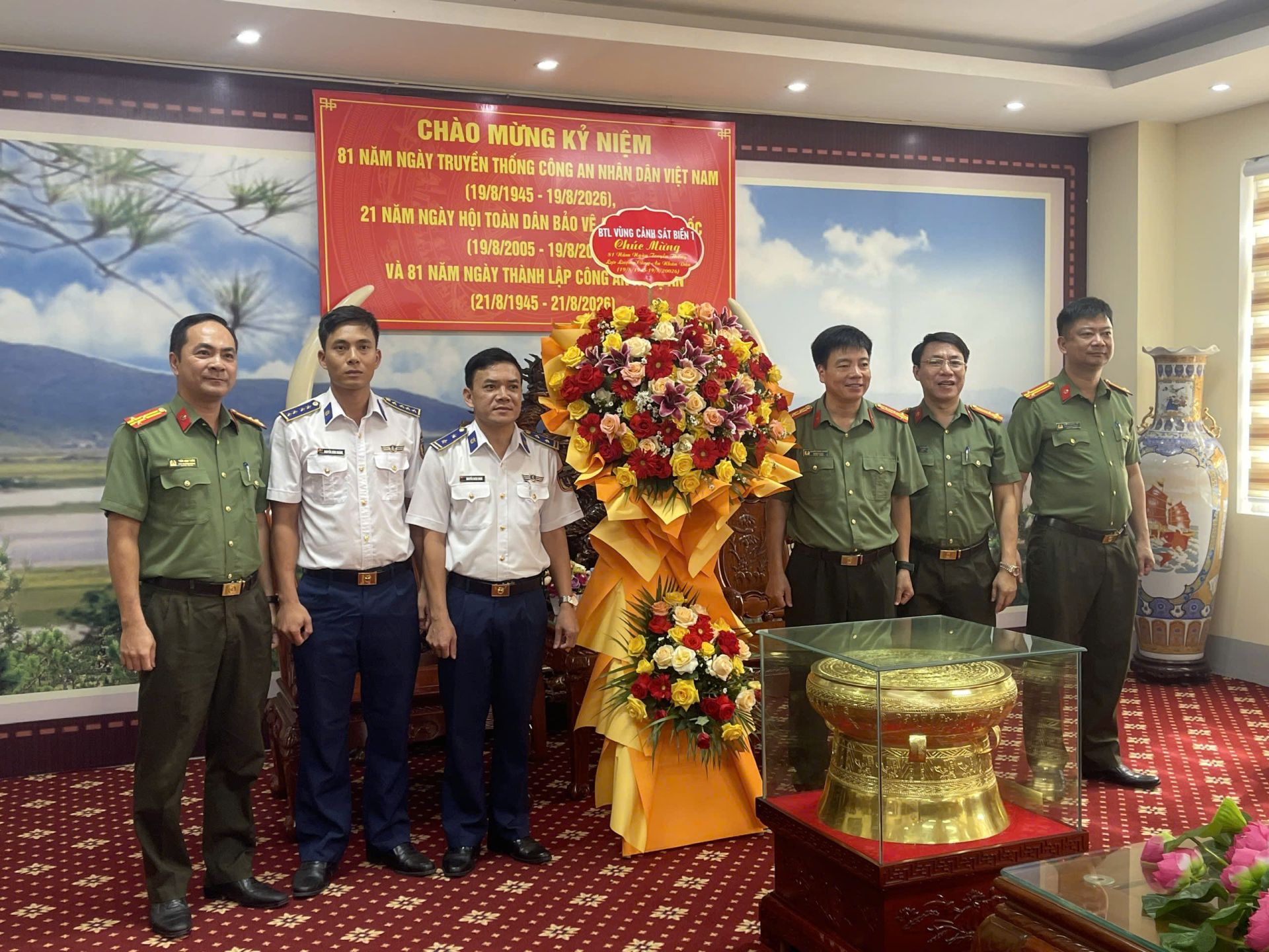 Đo&agrave;n c&ocirc;ng t&aacute;c Hải đội 102 thăm, ch&uacute;c mừng C&ocirc;ng an tỉnh Nghệ An
