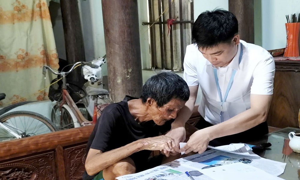 Thành viên Tổ hành chính công xung kích hỗ trợ ông Hoàng Văn Lường ký hồ sơ. Thành viên Tổ hành chính công xung kích hỗ trợ ông Hoàng Văn Lường ký hồ sơ.