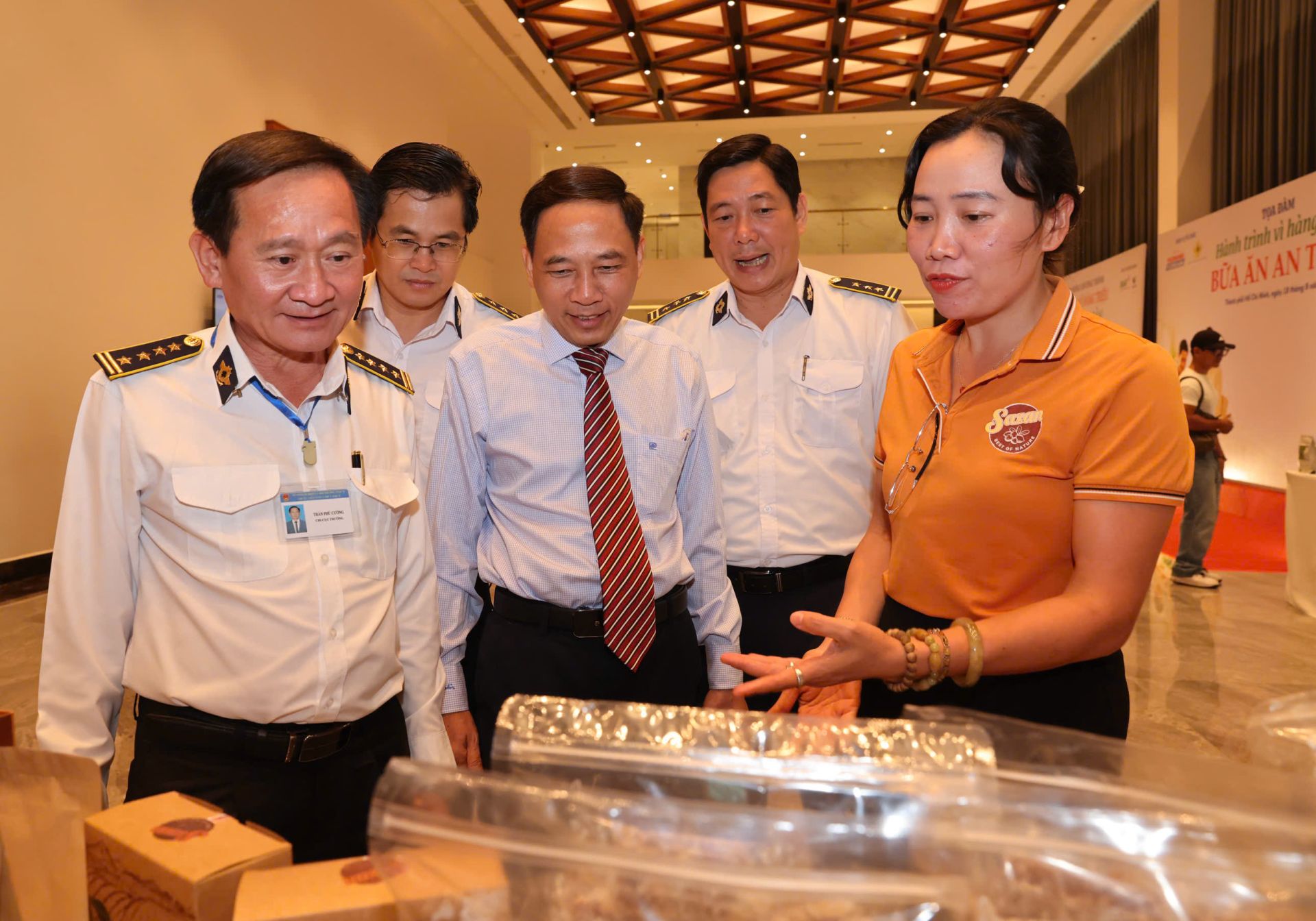 Các đại biểu tham quan gian hàng trưng bày tại tọa đàm. Các đại biểu tham quan gian hàng trưng bày tại tọa đàm.