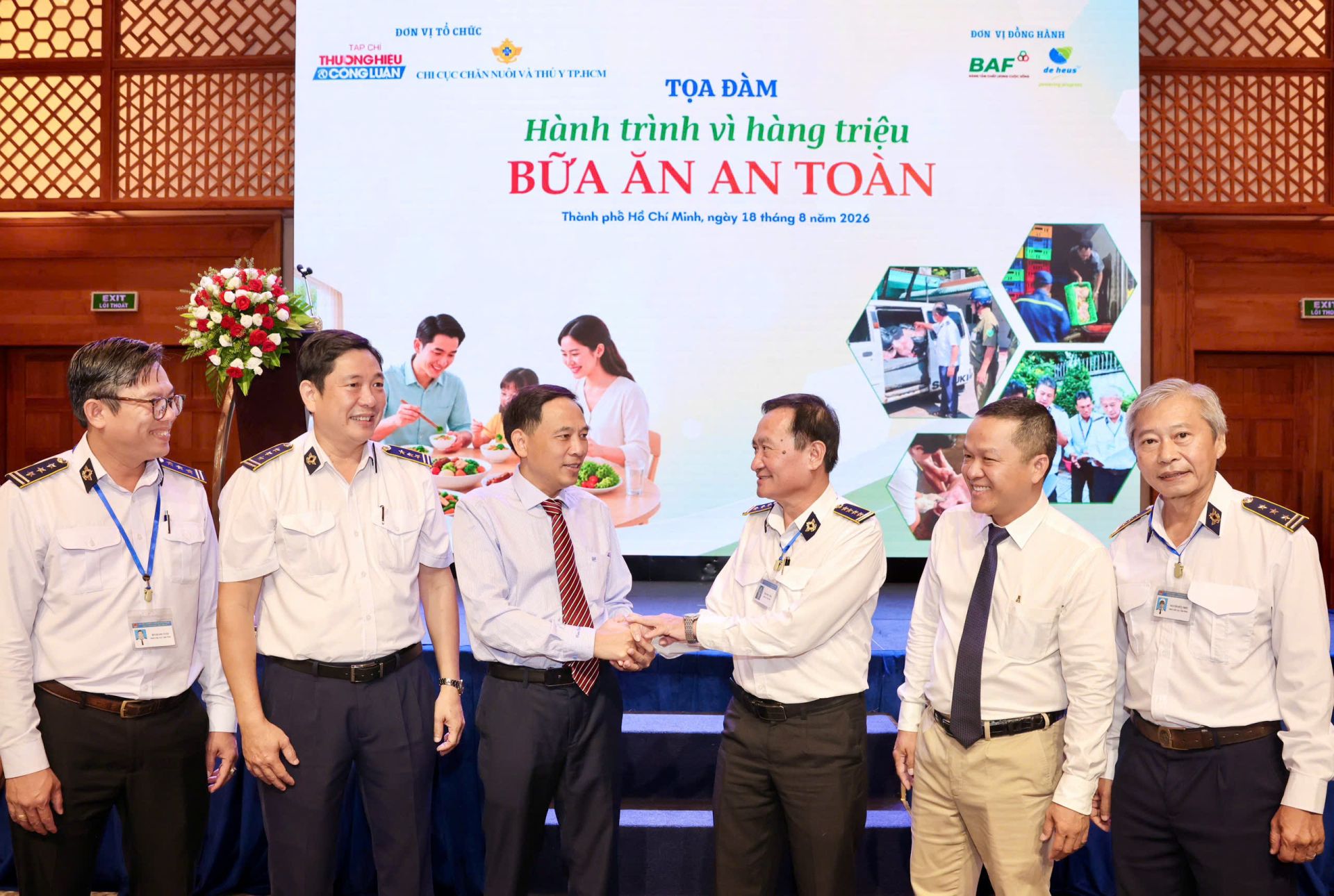 Nhà báo Vũ Đức Thuận, Tổng biên tập Tạp chí Thương hiệu và Công luận cùng ông Trần Phú Cường, Chi cục trưởng Chi cục Chăn nuôi và Thú y TP.HCM, trao đổi với các đại biểu bên lề tọa đàm. Nhà báo Vũ Đức Thuận, Tổng biên tập Tạp chí Thương hiệu và Công luận cùng ông Trần Phú Cường, Chi cục trưởng Chi cục Chăn nuôi và Thú y TP.HCM, trao đổi với các đại biểu bên lề tọa đàm.