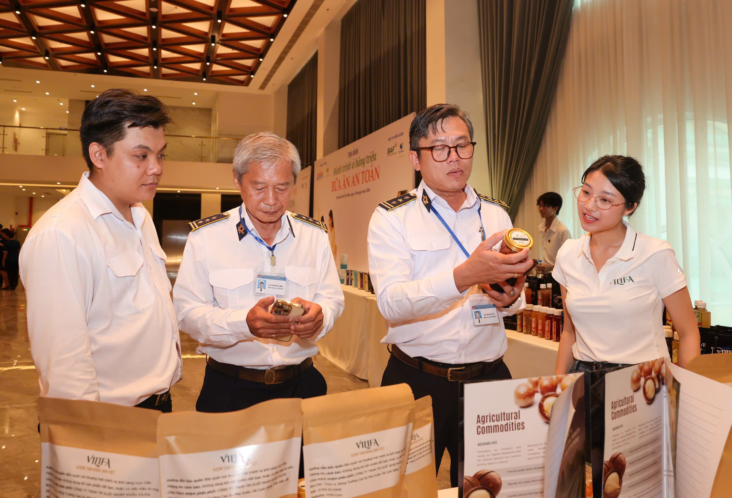 Các đại biểu tham quan gian hàng trưng bày bên lề tọa đàm. Các đại biểu tham quan gian hàng trưng bày bên lề tọa đàm.