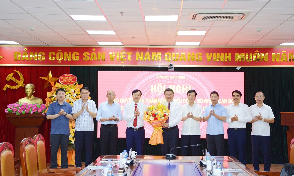 Các đồng chí lãnh đạo Ban Tuyên giáo và Dân vận Tỉnh ủy chúc mừng đồng chí Đỗ Đình Hữu. Các đồng chí lãnh đạo Ban Tuyên giáo và Dân vận Tỉnh ủy chúc mừng đồng chí Đỗ Đình Hữu.