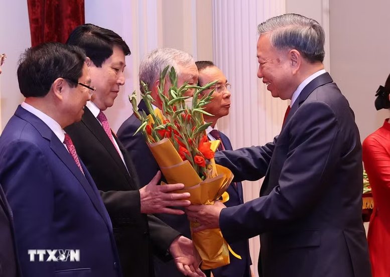 Tổng Bí thư, Chủ tịch nước Tô Lâm trao tặng Huân chương Hồ Chí Minh và tặng hoa chúc mừng các đồng chí nguyên lãnh đạo Đảng, Nhà nước - Ảnh: TTXVN Tổng Bí thư, Chủ tịch nước Tô Lâm trao tặng Huân chương Hồ Chí Minh và tặng hoa chúc mừng các đồng chí nguyên lãnh đạo Đảng, Nhà nước - Ảnh: TTXVN