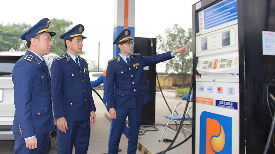 Lực lượng chức năng tỉnh kiểm tra cửa hàng xăng dầu trên địa bàn tỉnh (Ảnh minh họa) Lực lượng chức năng tỉnh kiểm tra cửa hàng xăng dầu trên địa bàn tỉnh (Ảnh minh họa)
